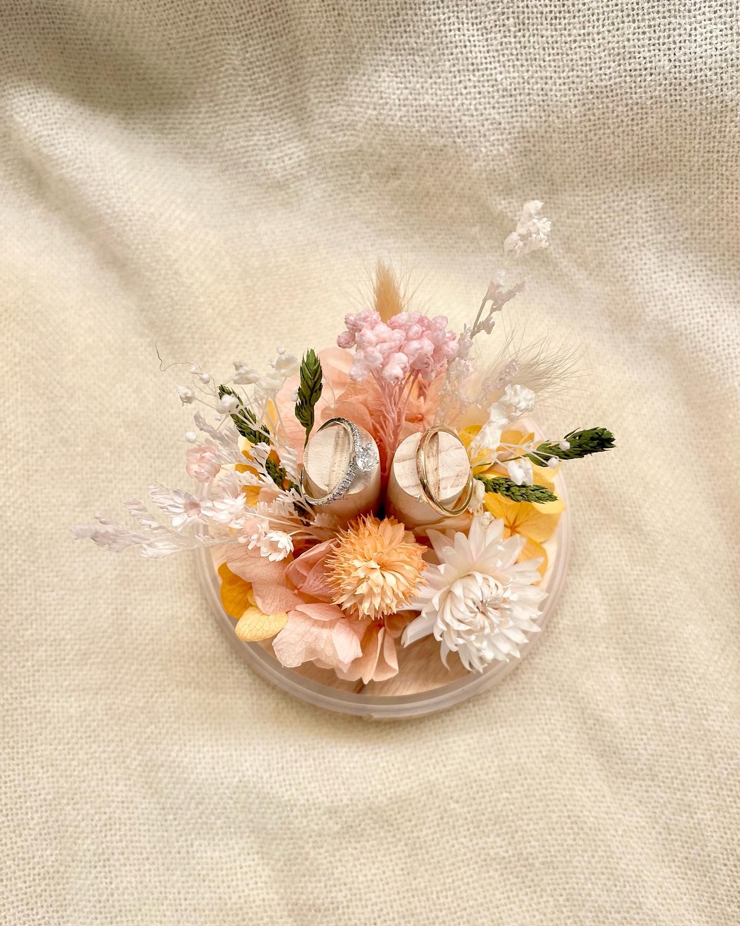 Dried floral ring holder dome